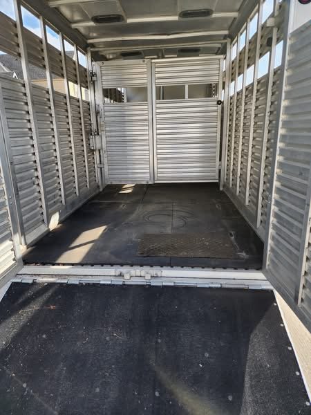Sundowner 20' Pro Stock All Aluminum Trailer for Sale – Premium Livestock & Stock Trailer - Image 3