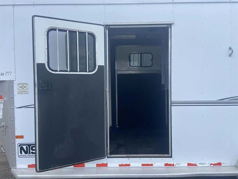 2007 Sundowner 2+1 Horse Straight Load Gooseneck Trailer for Sale – Premium Horse Trailer with Dressing Room - Image 2
