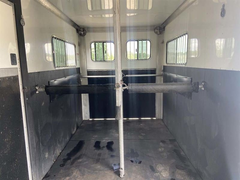 2007 Sundowner 2+1 Horse Straight Load Gooseneck Trailer for Sale – Premium Horse Trailer with Dressing Room - Image 11