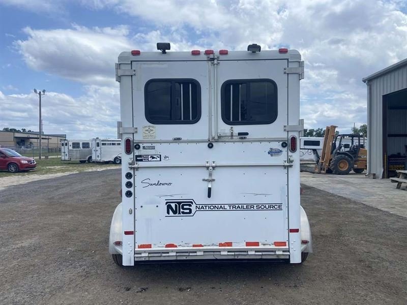 2007 Sundowner 2+1 Horse Straight Load Gooseneck Trailer for Sale – Premium Horse Trailer with Dressing Room - Image 3