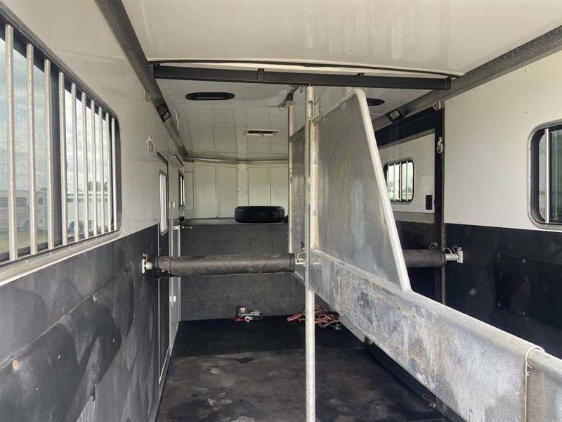 2007 Sundowner 2+1 Horse Straight Load Gooseneck Trailer for Sale – Premium Horse Trailer with Dressing Room - Image 5