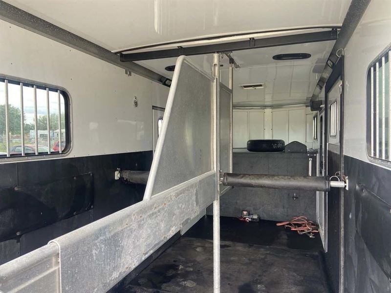 2007 Sundowner 2+1 Horse Straight Load Gooseneck Trailer for Sale – Premium Horse Trailer with Dressing Room - Image 6