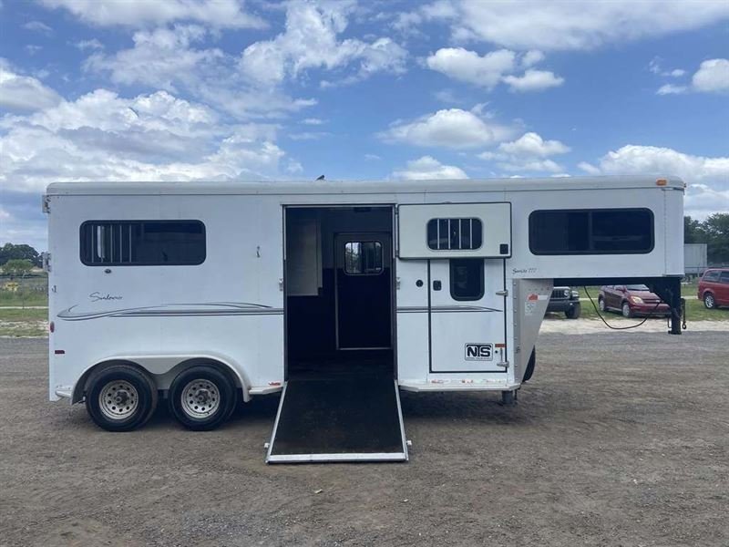 2007 Sundowner 2+1 Horse Straight Load Gooseneck Trailer for Sale – Premium Horse Trailer with Dressing Room - Image 7