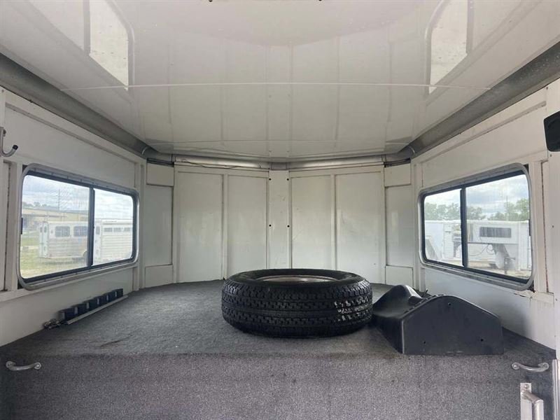 2007 Sundowner 2+1 Horse Straight Load Gooseneck Trailer for Sale – Premium Horse Trailer with Dressing Room - Image 12