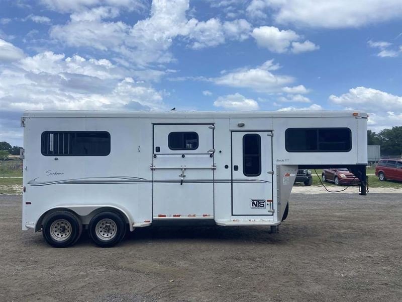 2007 Sundowner 2+1 Horse Straight Load Gooseneck Trailer for Sale – Premium Horse Trailer with Dressing Room - Image 10