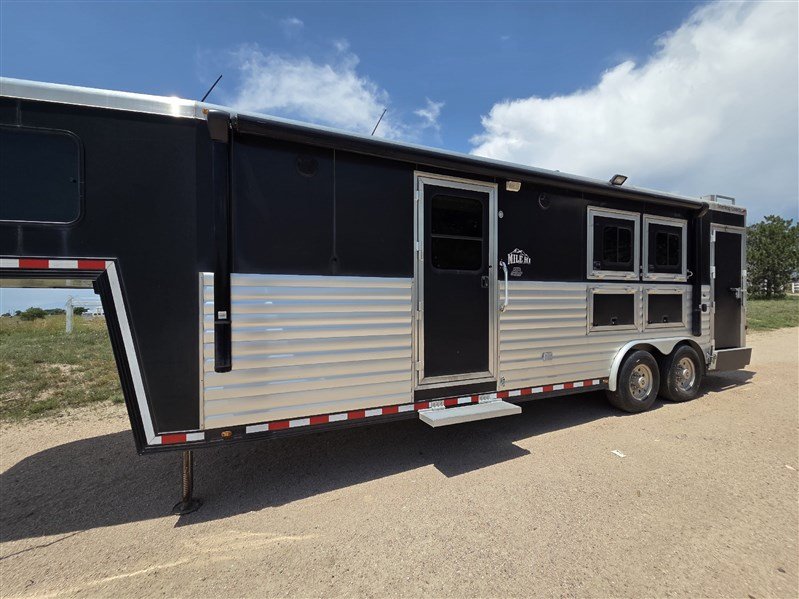 2006 Sterling Coach 2 Horse Living Quarters Trailer – Premium Horse Trailer with Luxury Living Space - Image 2