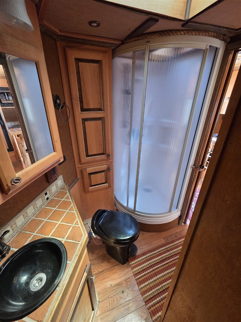 2006 Sterling Coach 2 Horse Living Quarters Trailer – Premium Horse Trailer with Luxury Living Space - Image 6