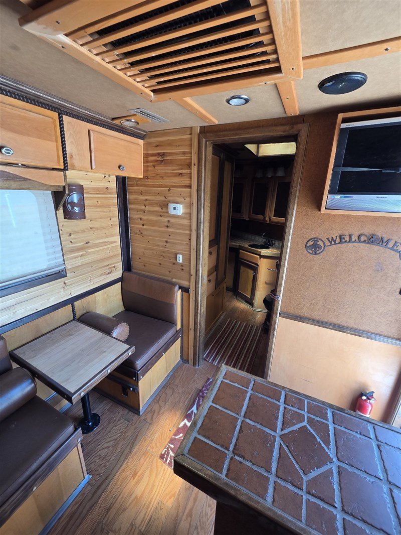 2006 Sterling Coach 2 Horse Living Quarters Trailer – Premium Horse Trailer with Luxury Living Space - Image 7