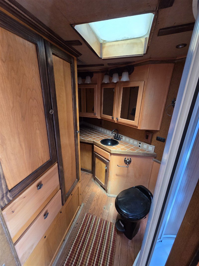 2006 Sterling Coach 2 Horse Living Quarters Trailer – Premium Horse Trailer with Luxury Living Space - Image 8