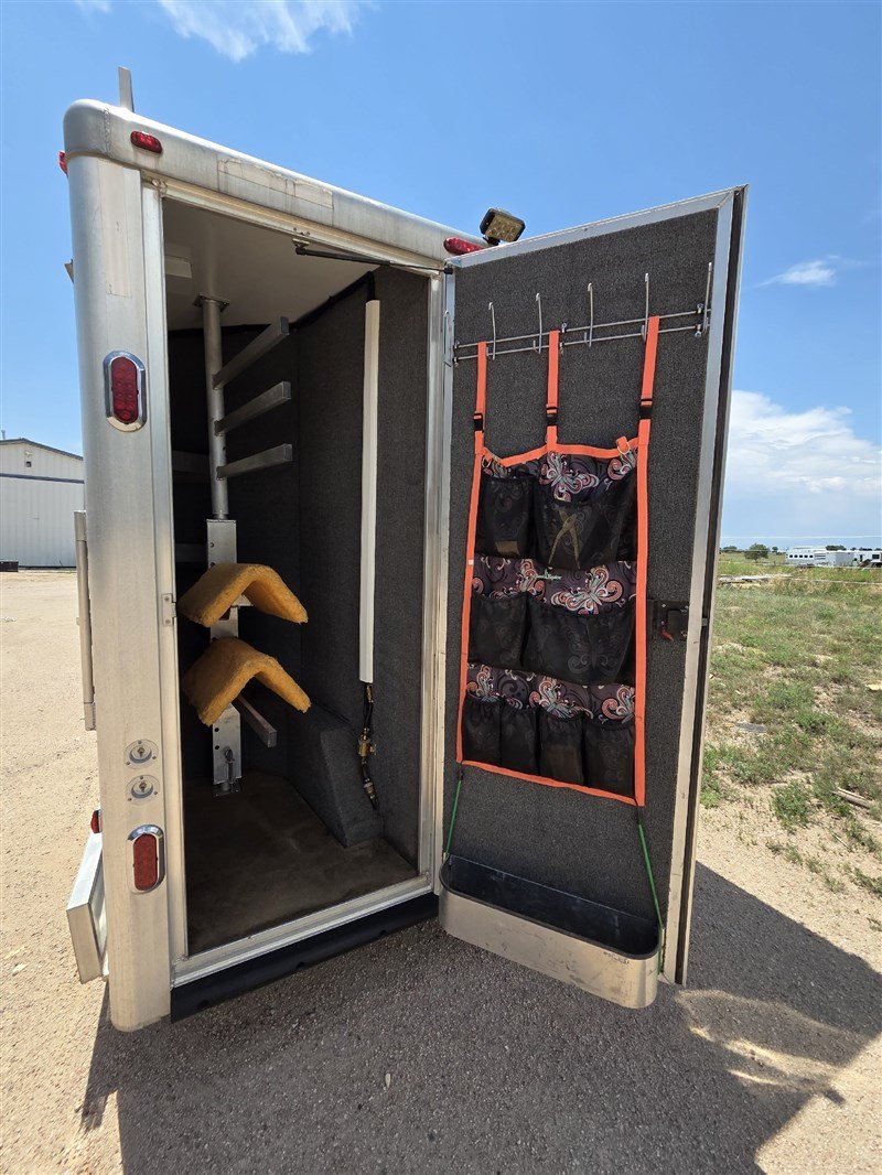 2006 Sterling Coach 2 Horse Living Quarters Trailer – Premium Horse Trailer with Luxury Living Space - Image 11