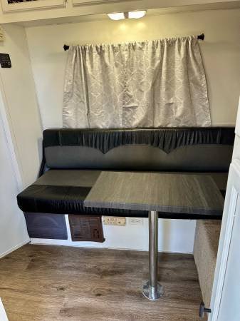 2005 Logan Aluminum XT – 4 Horse w/ Mid Tack LQ | Luxury Horse Trailer - Image 6
