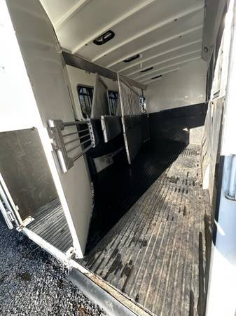 2005 Logan Aluminum XT – 4 Horse w/ Mid Tack LQ | Luxury Horse Trailer - Image 10