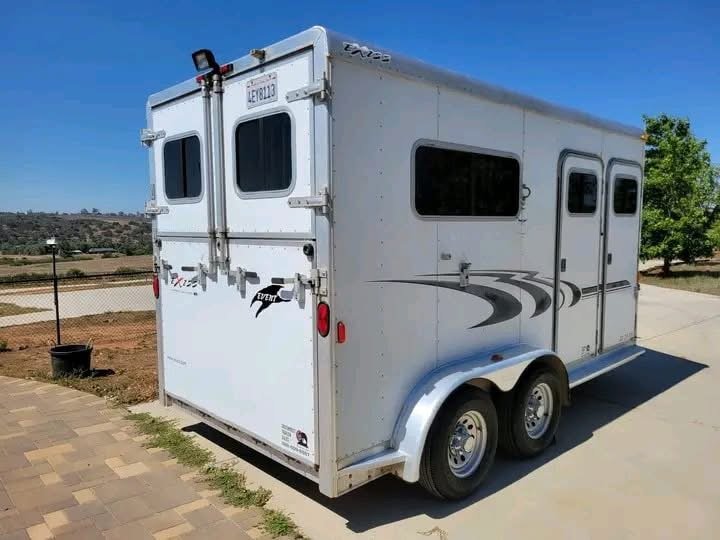 2004 Exiss Event SS20/RP, 2-Horse Straight Load Trailer With Ramp – Premium Horse Trailer for Safe & Reliable Transport - Image 2