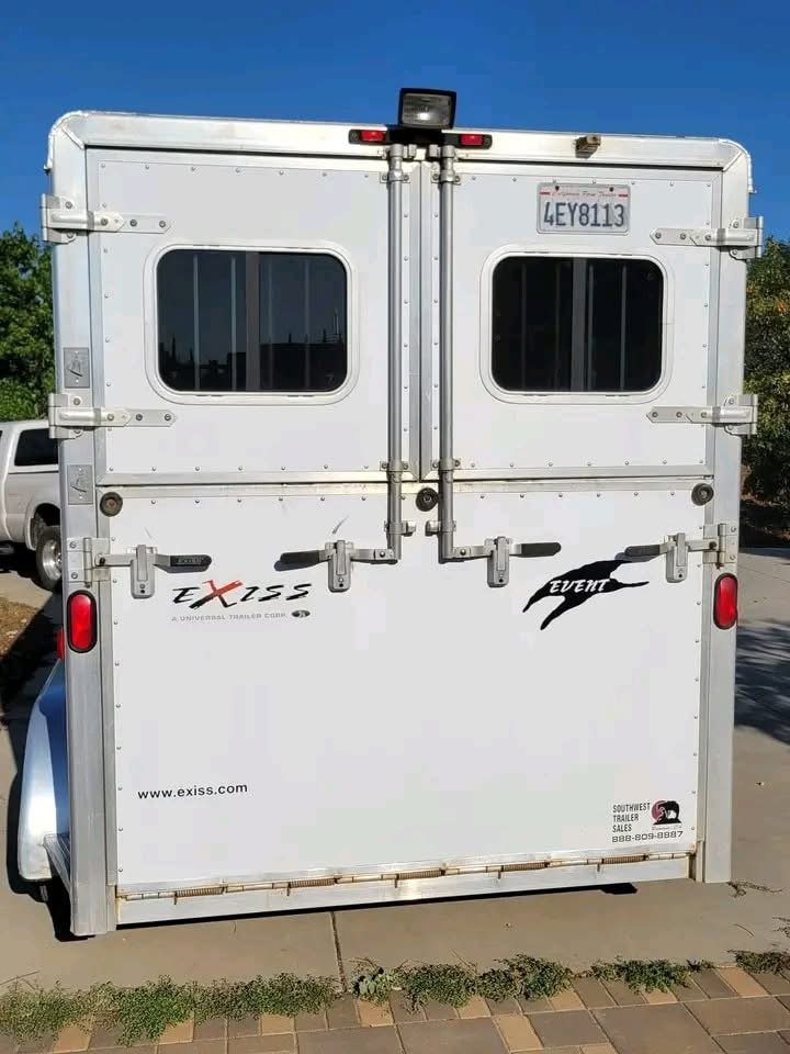 2004 Exiss Event SS20/RP, 2-Horse Straight Load Trailer With Ramp – Premium Horse Trailer for Safe & Reliable Transport - Image 7