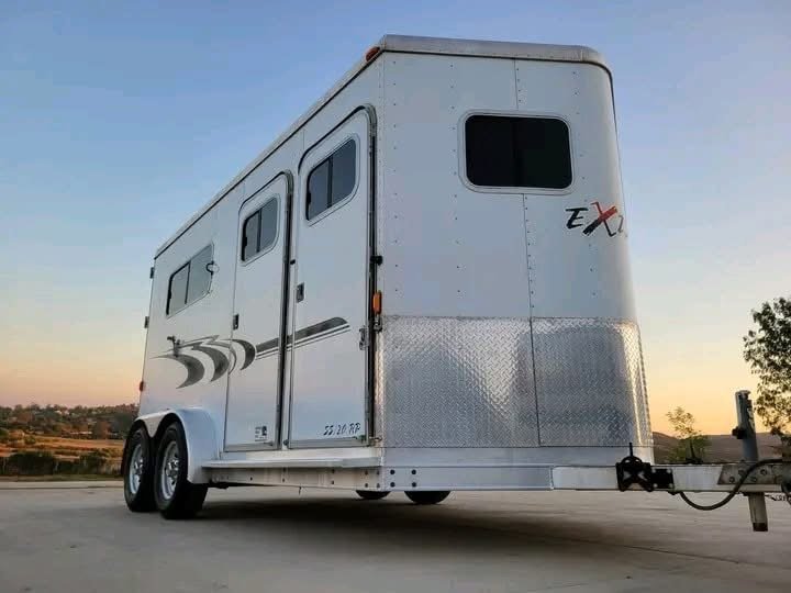 2004 Exiss Event SS20/RP, 2-Horse Straight Load Trailer With Ramp – Premium Horse Trailer for Safe & Reliable Transport - Image 10