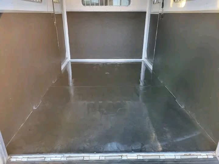 2004 Exiss Event SS20/RP, 2-Horse Straight Load Trailer With Ramp – Premium Horse Trailer for Safe & Reliable Transport - Image 12